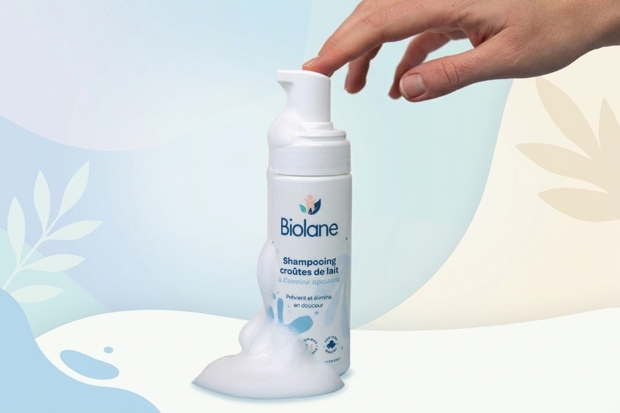 BIOLANE - Shampoing bébé Croûtes de lait 150ml - Traitement Doux - 98% Naturel - Apaisant - Testé Dermatologiquement