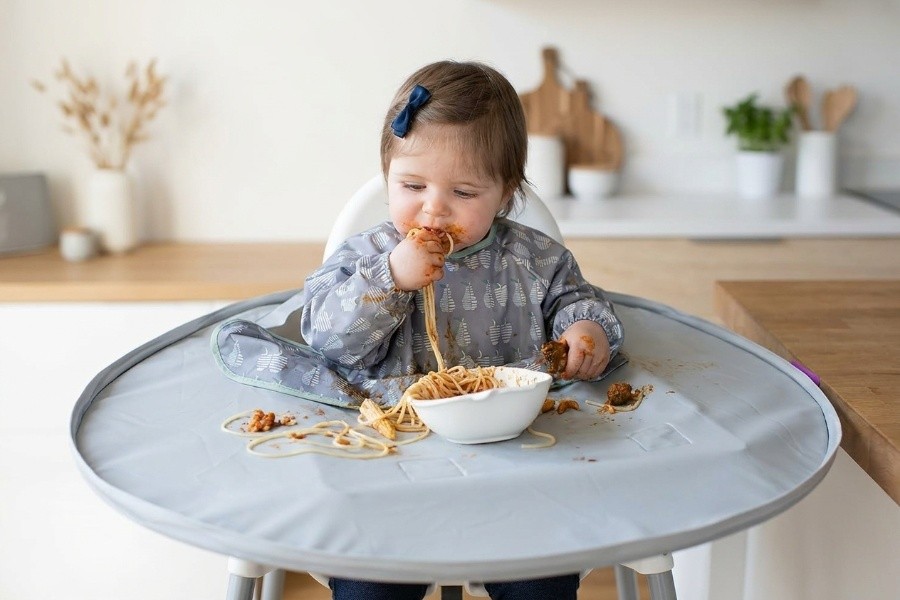 Tidy Tot®™ Kit Bavoir et Plateau – Kit Repas Bébé pour la DME et la Diversification Alimentaire, Système Anti-Gaspillage avec